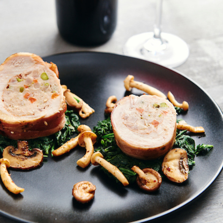 Roulé de filet de poulet avec sauce aux échalotes