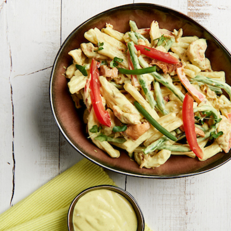 Salade de pâtes au curry avec du poulet