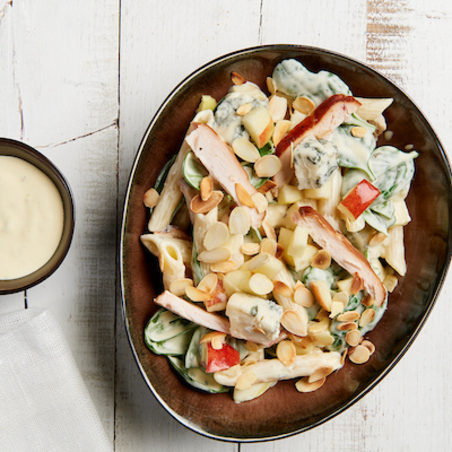 Salade de pâtes avec du poulet fumé et du gorgonzola