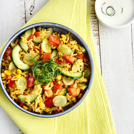 Salade de riz aux légumes et raisins blancs